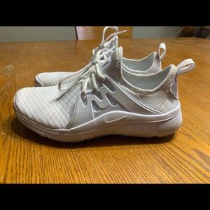 NIKE WOMENS ACALME SNEAKER - WHITE